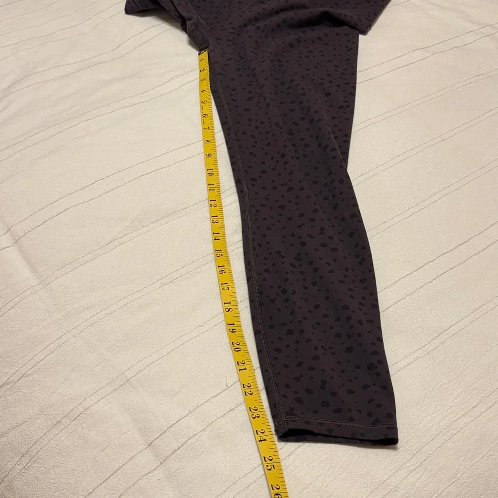 Vuori Studio Printed Leggings "Elm Dots" colorway. - Picture 6 of 7